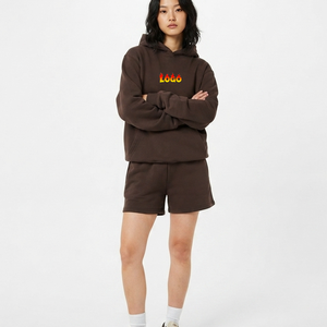 Ensemble deux pièces athleisure décontracté pour femme, coupe ample, avec logo personnalisé OEM, léger, en dentelle, au-dessus du genou, couleur unie, comprenant un sweat à capuche et un short - Product Image 1