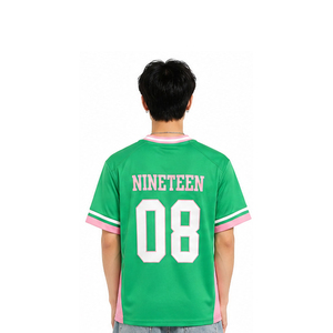 Maillot de football américain sur mesure pour homme, coupe oversize et carrée, en maille, avec col en V et coupe courte, idéal pour les sports d'été - Product Image 2