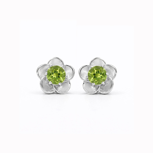 Boucles d'oreilles clous en argent sterling 925 plaqué or, motif fleur de péridot à cinq pétales, design floral, pierres précieuses rondes - Product Image 4