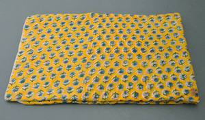 Tissu en coton jaune imprimé à la main style Jaipuri, motif floral, doux et respirant, tissu indien au mètre pour robes et couvertures. - Product Image 4