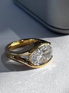 Anillo de diamante ovalado de moda con engaste de bisel en oro amarillo, con diamante cultivado en laboratorio, certificado por IGI y con claridad VVS para mujer. - Product Image 2