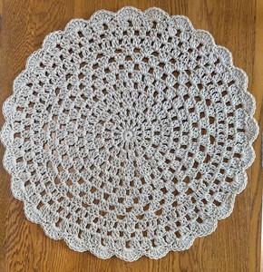 Mantel Individual Vintage Hecho a Mano de Ganchillo Ecológico con Patrón de Medallón y Borde Festoneado Estilo Doily para Decoración de Mesa de Comedor, Fiestas y Bodas - Product Image 1