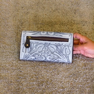 Pochette portefeuille en cuir véritable pleine fleur argenté, gravée à la main avec motifs floraux, pour femme, avec fermeture à bouton - Product Image 5