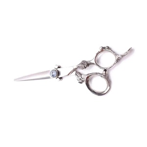 Ciseaux de barbier TWEEZEX INTERNATIONAL en acier inoxydable personnalisés, logo sur mesure, 6 pouces, pointe arrondie, pour droitiers, modèle sans dents - Product Image 3