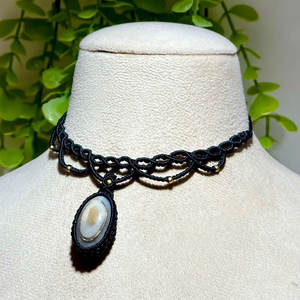 Collar de Macramé Negro Hecho a Mano con Colgante de Ágata, Gargantilla Boho Ajustable, Regalo Curativo - Product Image 1