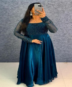 ชุดเดรสผ้าไหม Fendi ประดับเลื่อมและลูกปัดสุดหรู พร้อมผ้าคลุมไหล่และเข็มขัดคาดเอว เหมาะสำหรับงานเทศกาล ราคาขายส่ง เสื้อผ้าชาติพันธุ์ สีเขียวอมฟ้า - Product Image 1