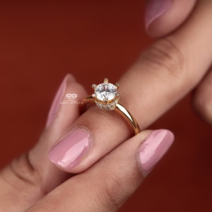 แหวนหมั้นเพชรทรงมงกุฎแบบเพาะเลี้ยงในห้องปฏิบัติการ ทอง 14K ประดับด้วยวงแหวนรอบแบบซ่อน สำหรับเจ้าสาว งานแต่งงาน ผู้ผลิตและจำหน่ายเครื่องประดับตามสั่ง - Product Image 2