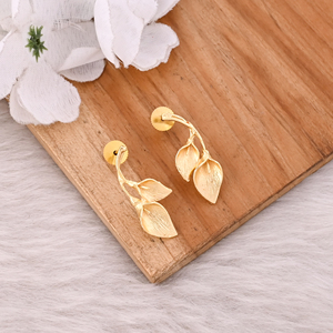 Boucles d'oreilles en laiton de créateur en gros, plaquées or, personnalisées, fantaisie, longues, en forme de feuille, parfaites pour les fêtes - Product Image 3