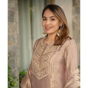 Ensemble de costume de soirée pour femmes de créateur avec broderie élégante et travail de séquence - Product Image 4