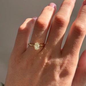 Anillo de compromiso solitario de oro amarillo de 14K con diamante de laboratorio de corte ovalado de 1 quilate verde claro elegante y engaste de puntas para mujer, venta al por mayor - Product Image 2