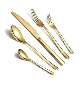 Ensemble de couverts en métal doré rose de qualité supérieure, conçu pour une présentation élégante lors des repas. - Product Image 2