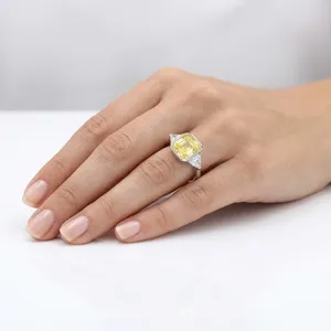 แหวนหมั้นเพชรทรงแอสเชอร์สีเหลืองแฟนซี ทองคำขาว 18K สำหรับผู้หญิง ประดับเพชรทรงสามเหลี่ยมด้านข้าง เพชรเลี้ยงในห้องปฏิบัติการ รับรองโดย IGI ดีไซน์คลาสสิก - Product Image 3