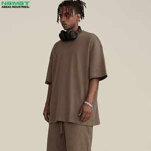 เสื้อยืดแขนสั้นผู้ชายสีดำทรงโอเวอร์ไซส์ สไตล์สตรีท พิมพ์ลายตัวอักษร คอกลม ผ้าเจอร์ซีย์คอตตอน - Product Image 4