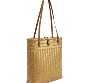 Sac fourre-tout sophistiqué en plastique tressé fait main et sac artisanal minimaliste doré pour femme, idéal pour le shopping - Product Image 3