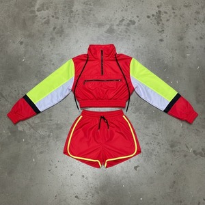 Conjunto de chándal de lujo para mujer: Chaqueta corta cortavientos de manga raglán con cremallera y pantalón. - Product Image 3