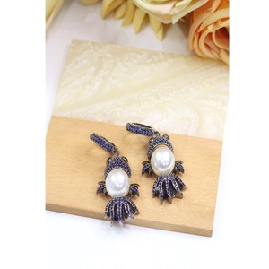 Boucles d'oreilles pendantes tendance en laiton plaqué argent de qualité supérieure avec zircon, pour femme, idéales pour les soirées et les fêtes, collection mode. - Product Image 1