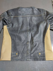 Chaqueta Varsity de Piel de Oveja, Diseño en Cuero Genuino, Resistente al Viento, Transpirable y Calefactable, Venta al Por Mayor OEM, Chaquetas para Mujer, Personalización con Bordado - Product Image 4