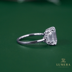 Bague de luxe en or massif avec diamant taille émeraude certifié IGI, design cinq pierres baguette latérales, diamants de laboratoire sertis à griffes - Product Image 6