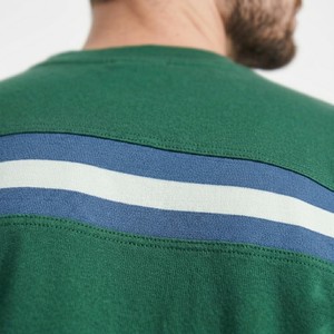 Camiseta Verde con Rayas en el Pecho para Hombre, Cuello Redondo, Manga Corta, Cómoda, de Tela Suave, Moderna y Elegante para Uso Diario - Product Image 3