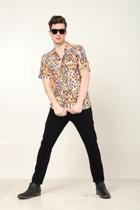 เสื้อเชิ้ตผู้ชายแฟชั่น พิมพ์ลายอิคัทหลากสี ผลิตจากโพลีเอสเตอร์ ทรงปกติ คอปกเสื้อ แขนสั้น เหมาะสำหรับใส่ลำลอง - Product Image 6