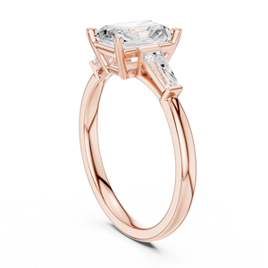Anillo de Oro Amarillo con Tres Diamantes Cultivados en Laboratorio, Diamante Central con Corte Radiante, Piedras Laterales Baguette, Elegante Anillo de Compromiso - Product Image 3