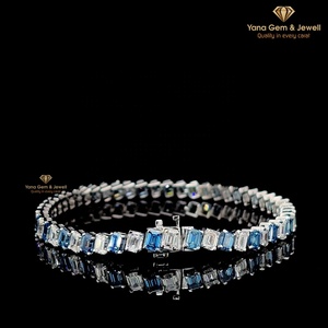 สร้อยข้อมือเทนนิสทองคำแท้ 14k ทรงเหลี่ยมมรกต น้ำหนัก 12.50 กะรัต ประดับเพชรสีน้ำเงินแฟนซีสดใส และเพชรสี D-E-F ความใส VVS-VS เพชร CVD ปลูกในห้องปฏิบัติการ - Product Image 2