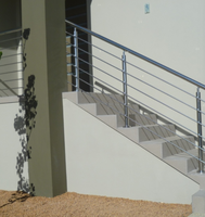 Colonne de balustrade en verre pour balcon extérieur au design moderne, avec poteau de main courante en acier inoxydable et balustrades