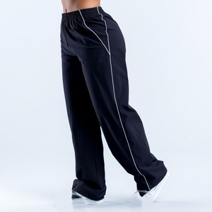 Pantalon de survêtement noir personnalisé pour femme, coupe décontractée, avec passepoil latéral, style athleisure streetwear, vente en gros de vêtements USA UK EU - Product Image 2