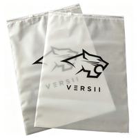 Sacs refermables mats recyclables avec logo personnalisé pour l'emballage des vêtements, pochettes de rangement en plastique imprimées avec fermeture éclair pour les vêtements
