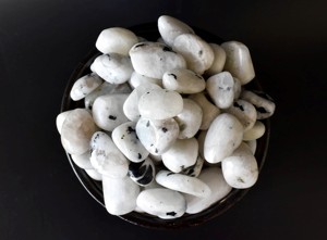 Piedras de piedra lunar arcoíris blanca premium al por mayor, pulidas y esmeriladas, para decoración, arte, piedra de bolsillo y meditación. - Product Image 3