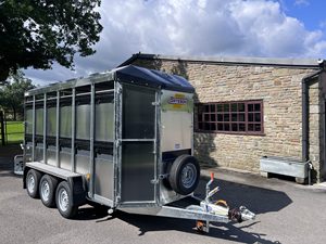 Semirremolque Premium Delta 4 para Transporte de Ganado con Carga Inclinada |   Capacidad de 6500 kg |   Tamaño Personalizado para Uso en Granjas de Ganado Vacuno, Ovino y Porcino - Product Image 6