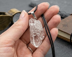 Collier pendentif en quartz brut, bijoux en cristal de guérison, pierre énergétique de protection, collier minimaliste en cordon, cadeau pour femmes - Product Image 4