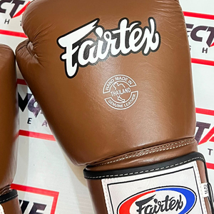 ถุงมือชกมวย Fairtex MMA แบบสั่งทำพิเศษสำหรับมืออาชีพ อุปกรณ์ฝึกซ้อมและต่อสู้คุณภาพสูง ถุงมือมวยไทยสำหรับฝึกซ้อม หนังวัวแท้ - Product Image 3