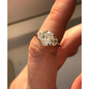 Bague de fiançailles et de mariage en argent sterling 925 plaqué or avec trois pierres de moissanite taille ovale pour femme – Cadeau - Product Image 3