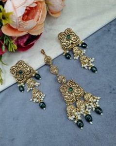 Collier ras-de-cou élégant en perles et pierres CZ avec boucles d'oreilles pendantes assorties et Tika pour le front – Parures de bijoux traditionnels de créateur - Product Image 6