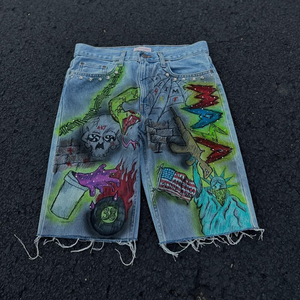 Shorts en jean pour homme peints à la main, taille haute, style streetwear, effet usé, ourlet brut avec motifs tête de mort et drapeau - Product Image 2
