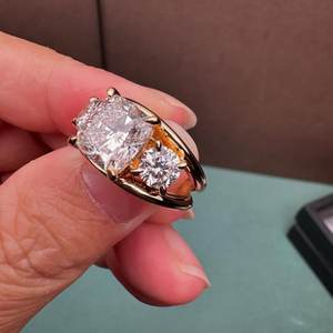 Bague à trois pierres en or jaune 10K avec diamant VS1 taille coussin double bande et trois pierres latérales rondes de 2,00 carats, cultivées en laboratoire, bijou cadeau pour anniversaires pour elle - Product Image 1
