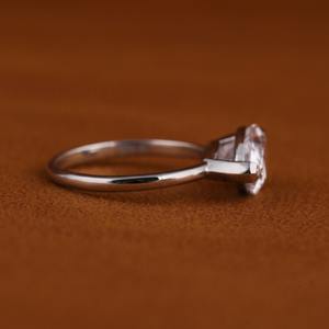 Bague Solitaire Minimaliste de Mariage en Or Massif 14 carats Certifiée IGI pour Femme, avec Diamant CVD de Laboratoire Taille Poire de Haute Qualité - Product Image 2