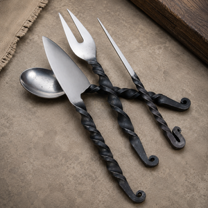 Ensemble de couverts Dark Hammer Art Antique en acier à haute teneur en carbone avec manche torsadé, comprenant cuillère, fourchette, couteau utilitaire et pique à dîner - Product Image 1