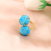 Bague ajustable tendance en laiton plaqué or 18 carats avec pierre turquoise bleue, double pierre sculptée à la main et bande torsadée ouverte