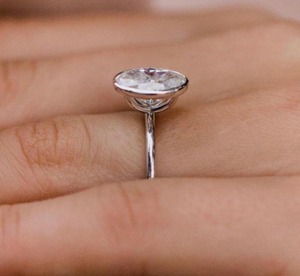 Anillo de Plata de Ley con Diamante Blanco Ovalado Engastado en Bisel, Joyería Clásica para Ella, Uso Diario, Regalo de Compromiso - Product Image 2