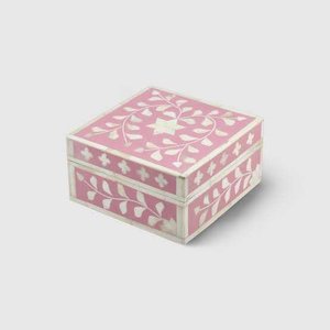 Boîte en bois personnalisée avec incrustation florale, bleue et blanche, pour rangement décoratif, idéale pour organiser les cadeaux de mariage - Product Image 4