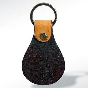 Llavero Vintage Unisex Cuero Tallado a Mano en Forma Exótica Accesorios de Cuero Elegantes - Product Image 4