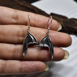 Divyansh Gems Jewellers Boucles d'oreilles pendantes Aile de chauve-souris en argent oxydé, style gothique, Aile de vampire, faites à la main, bijoux de luxe et de caractère pour - Product Image 6