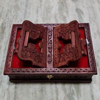 Support de livre religieux pliable en bois artisanal avec design sculpté et boîte de rangement pour la lecture et la présentation religieuses