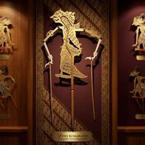 Marionnette de théâtre des ombres Wayang Kulit en cuir indonésien artisanale, représentant la déesse Kamaratih, décoration murale traditionnelle et ornement artisanal. - Product Image 5