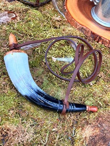 Cuerno de Búfalo Ecológico Hecho a Mano, Color Natural con Correa de Cuero, Arte Rústico Coleccionable, Halloween, Año Nuevo - Product Image 5