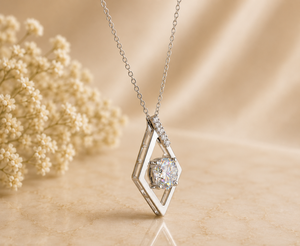 Collier pendentif en diamant rond de qualité supérieure en or 18 carats, design ruban torsadé, pierres accentuelles étincelantes, bijou élégant pour cadeau - Product Image 1