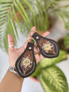 Porte-clés tendance de créateur, sculpté à la main avec motifs floraux, boucles d'oreilles porte-clés artisanales, vente chaude, léger, accessoire cadeau unisexe - Product Image 3