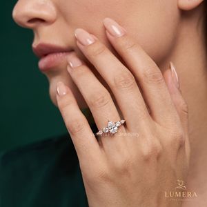 Bague de fiançailles en or rose avec diamant de laboratoire taille poire et pierres latérales multiples (rondes et marquises) – Bague de promesse de luxe pour femme - Product Image 1